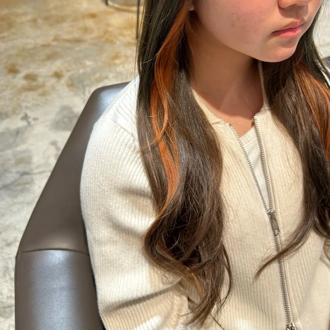 カラー ブリーチ ブラウンカラー イヤリングカラー オリーブブラウン オレンジ 中山 紗希のヘアスタイル