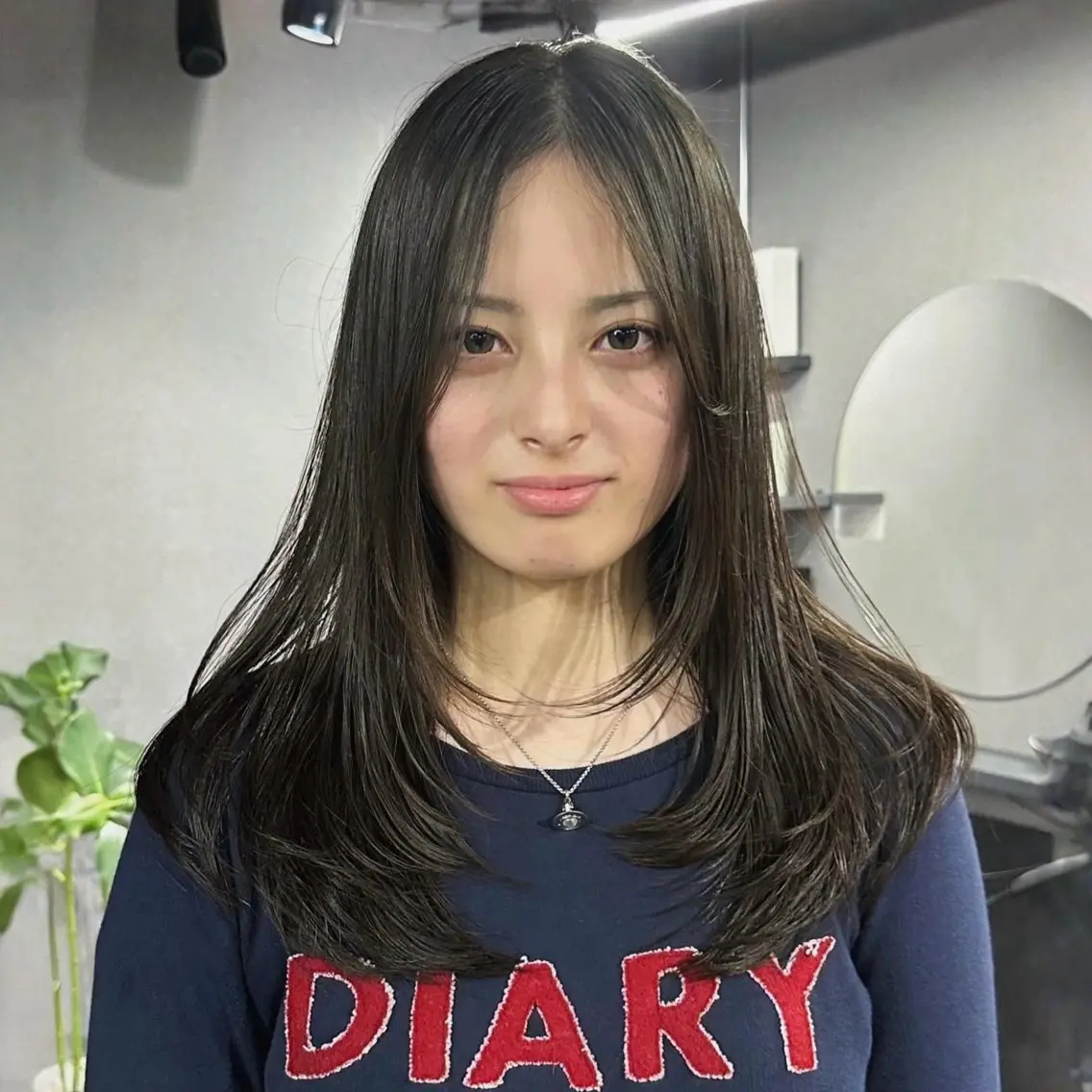 セミロング カラー ベージュカラー 透明感カラー オリーブベージュ レイヤーカット マエダルイ🌐 レイヤースタイルのヘアスタイル