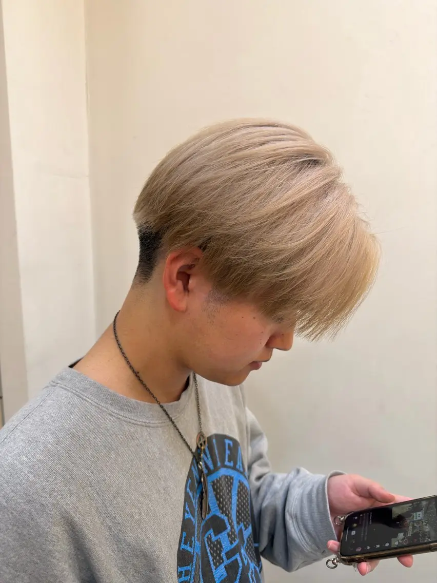 カラー メンズ メンズブリーチ ベージュカラー ブリーチ ホワイトベージュ カット ヘアカラー TUM🔥フェード/ メンズパーマのヘアスタイル