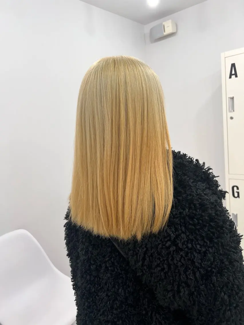 セミロング カラー ブリーチ 抜きっぱなしブロンド ダブルカラー 髪質改善 レイヤーカット カット ヘアカラー トリートメント 🌿海山龍馬🌿前髪 /顔まわり/レイヤーのヘアスタイル