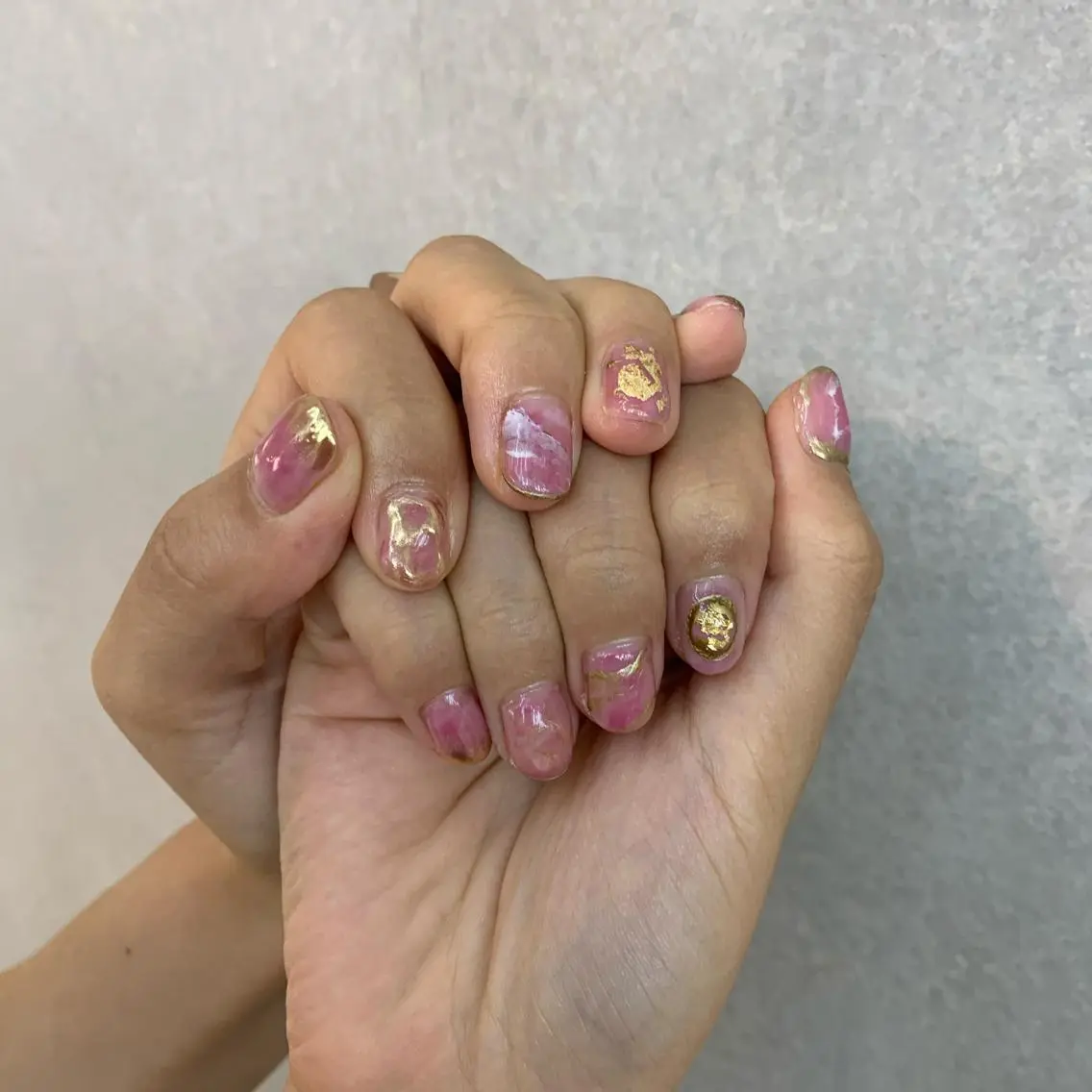 ネイル ゴールド 大理石ネイル(マーブル) ピンク ハンドネイル Kureha/ネイル トレンドヘアのマツエク・マツパデザイン