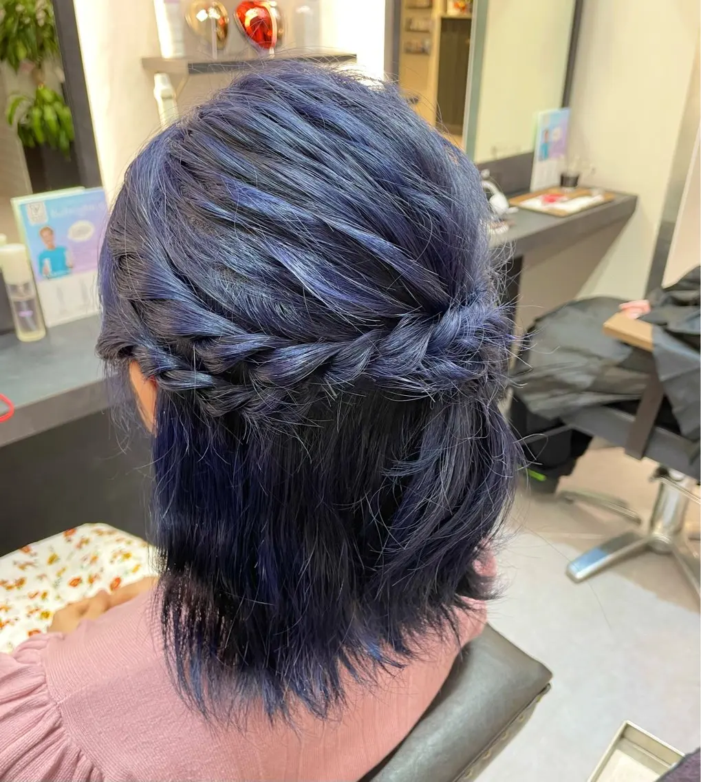ミディアム カラー パーマ ヘアアレンジ 黒髪 ブリーチ ブルーカラー ネイビーカラー ヘアカラー ヒナ/酸性ストレート ・艶カラー🌿のヘアスタイル