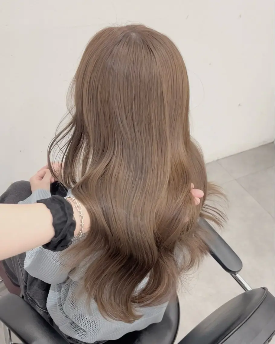 セミロング カラー パーマ アッシュ アッシュグレー アッシュグレージュ ベージュカラー ブリーチ カット ヘアカラー トリートメント akira｜ 透明感ベージュ｜梅田のヘアスタイル