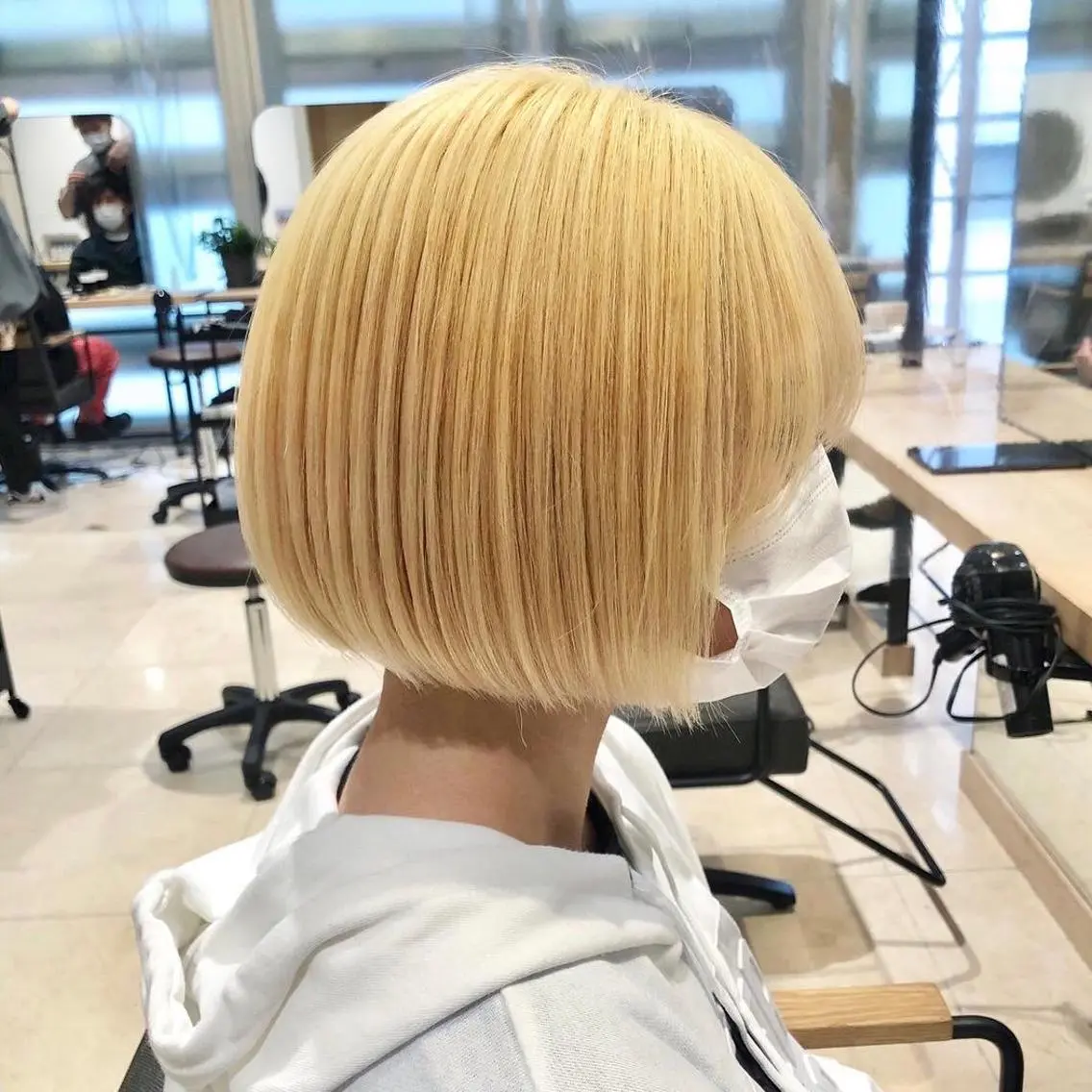 カラー ブリーチ 抜きっぱなしブロンド ブロンド ハイトーンカラー ボブ 推しカラー✨ オタク美容師ユウカのヘアスタイル