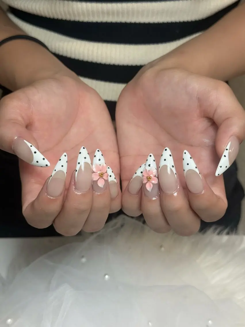 ネイル チークネイル ドット フレンチネイル グラデーション ハート ハンドネイル Julli NailStudioのネイルデザイン