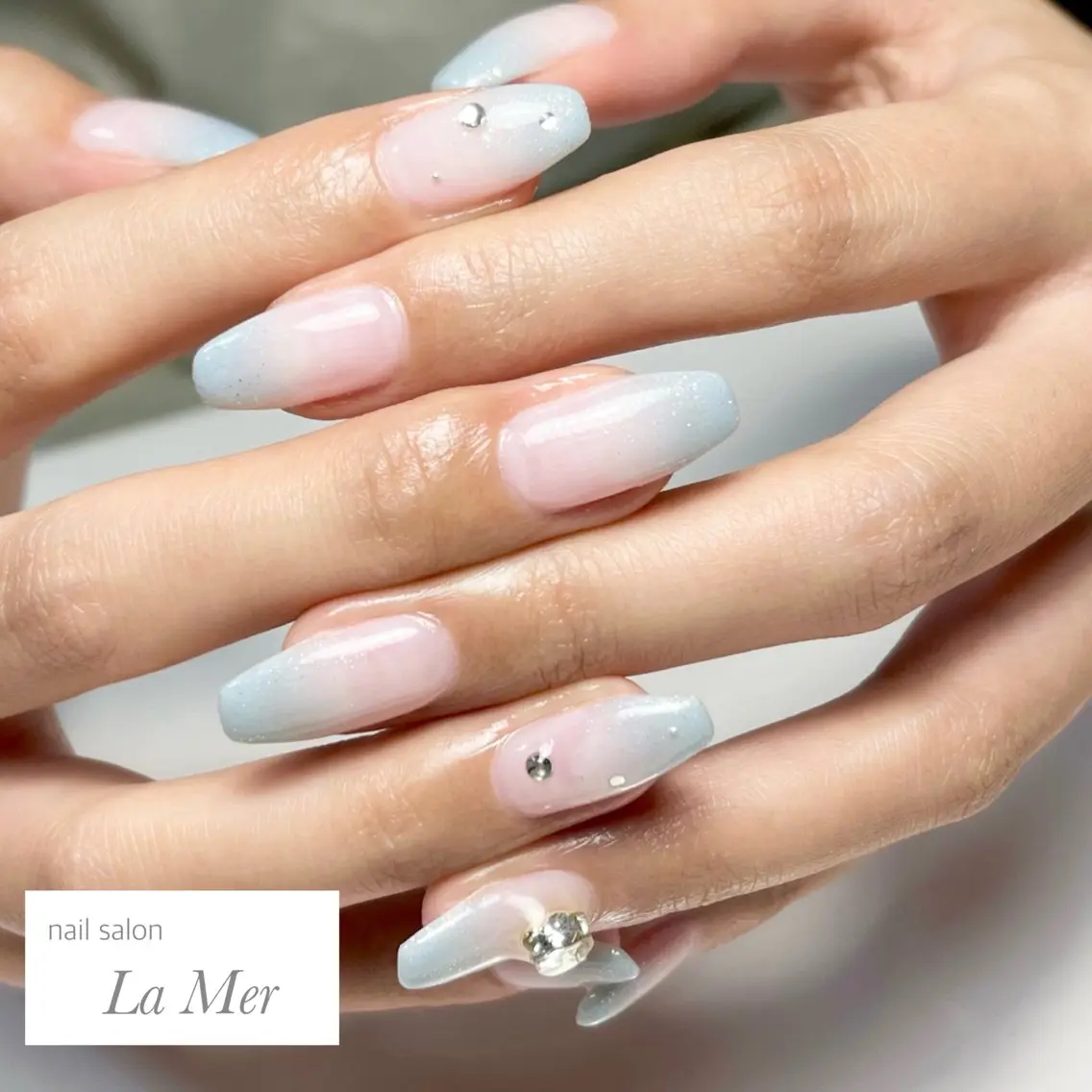 ネイル ブルー グラデーション キラキラネイル ラメ(グリッター) ラメグラデーション ハンドネイル nailsalon La Merのネイルデザイン