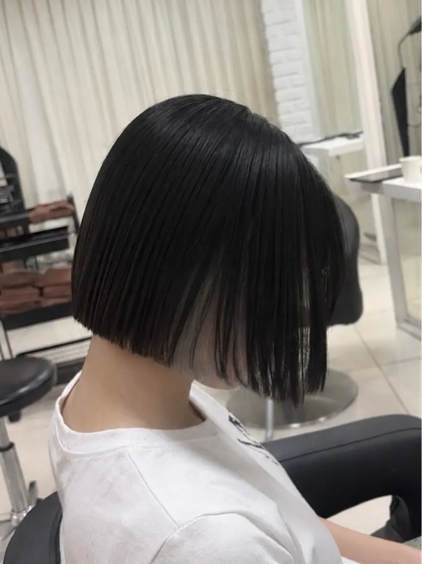 【カット+インナーカラー(ブリーチ込み)🩶】チラ見えが可愛い🌟結んだ時の見え方までデザインするのでご相談ください✨の写真