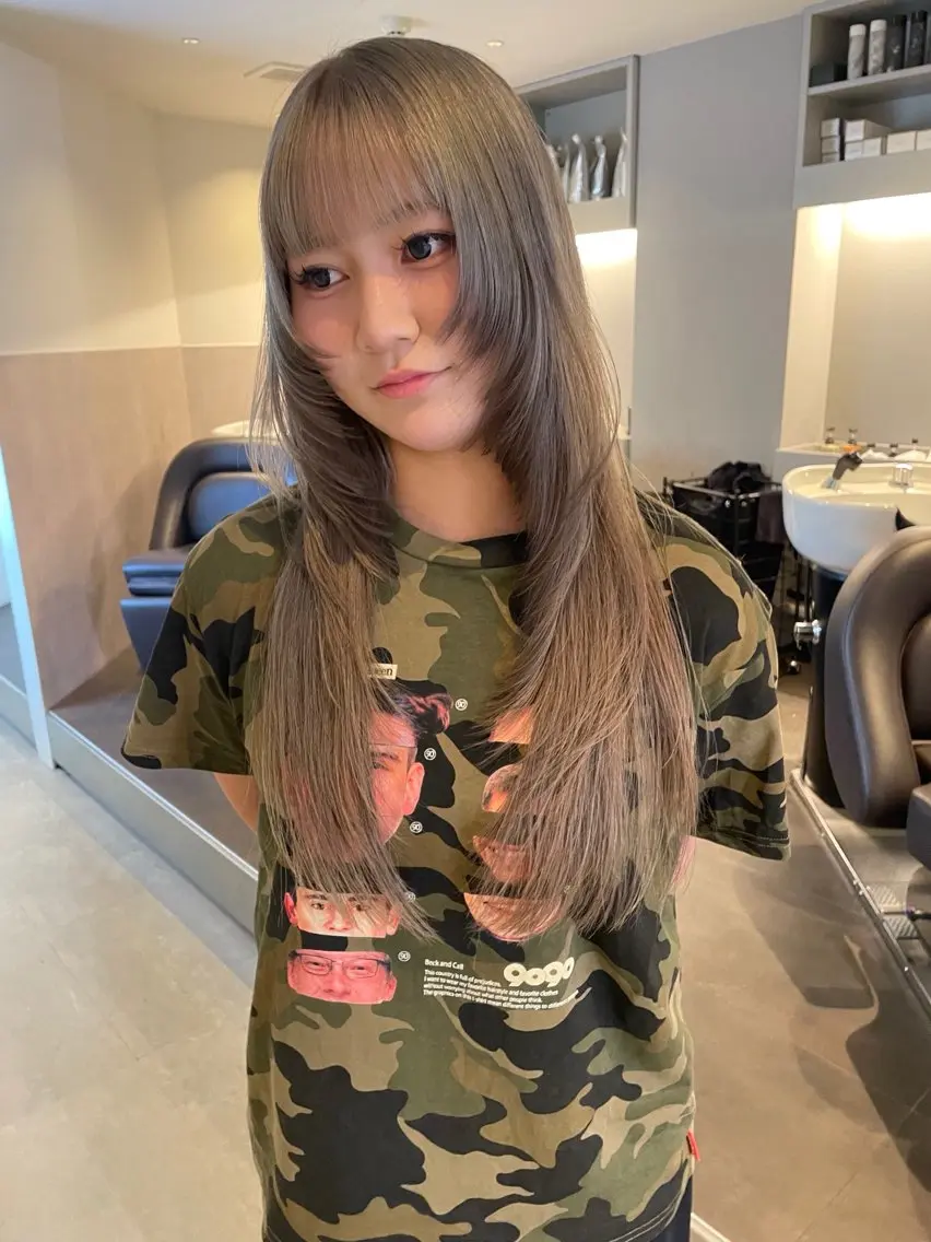 ロング カラー ロングレイヤー ベージュカラー ブリーチ ブロンド ケアブリーチ カット ヘアカラー トリートメント MIU/ルーツカラー 顔まわりレイヤーのヘアスタイル
