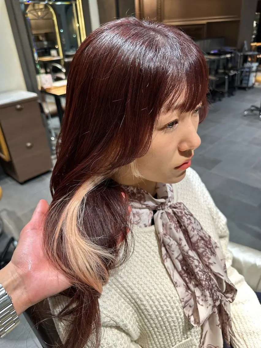 ロング カット ヘアカラー 齊藤政太 顔周り カット 透明感カラーのヘアスタイル