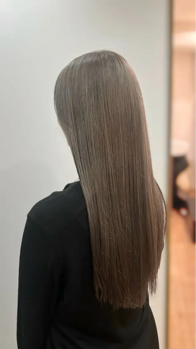 ロング カラー グレージュ ミルクティーグレージュ カット ヘアカラー トリートメント 岡田 杏奈のヘアスタイル