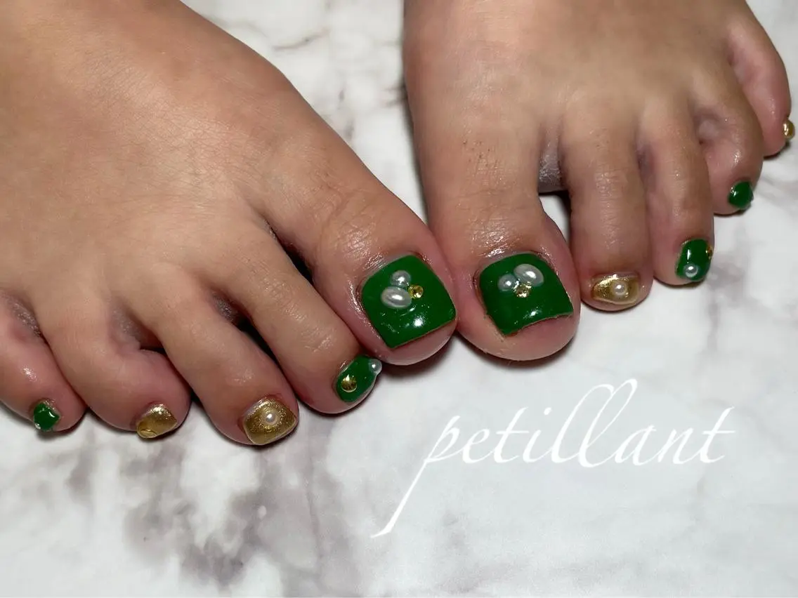 ネイル アートネイル グリーン ミラーネイル 持ち込み フットネイル nail salon petillantのネイルデザイン