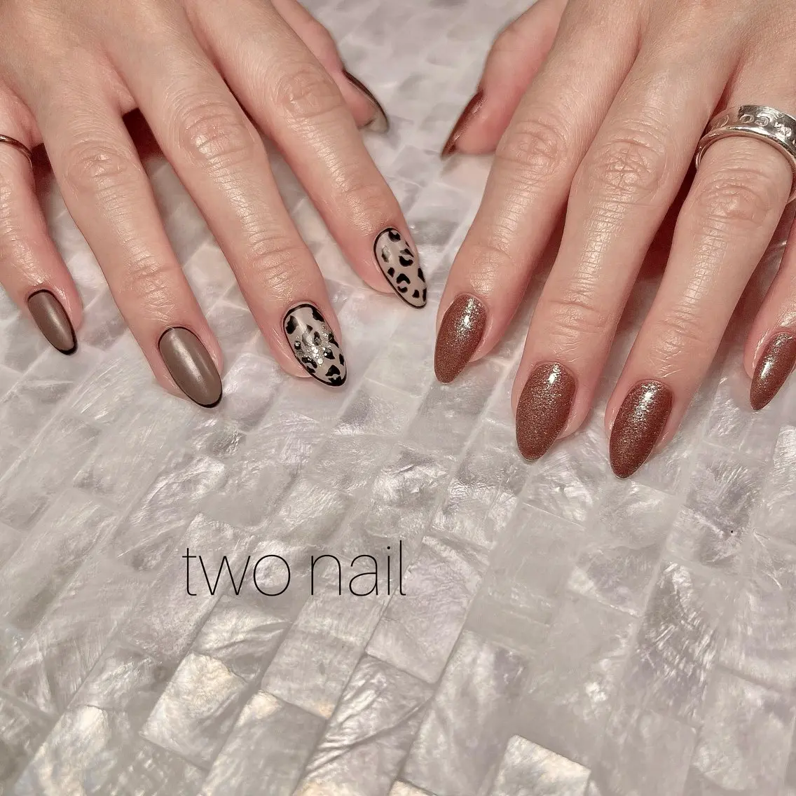 ネイル ブラウン ネイルチップ ホワイト フットネイル two nailのネイルデザイン