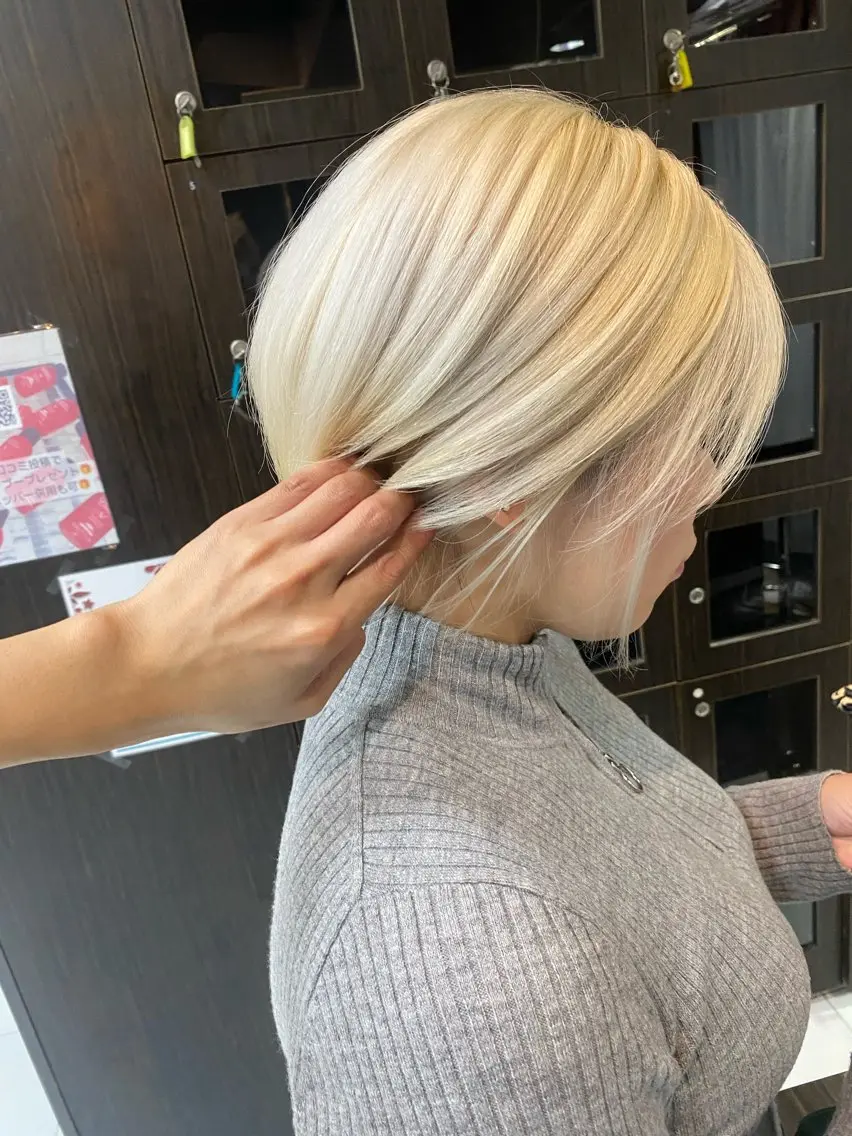 ショート カラー 黒髪 ブリーチ ブロンド ホワイトブロンド ヘアカラー トリートメント グレージュ達人/赤み 消し/ブリーチ/岩崎のヘアスタイル