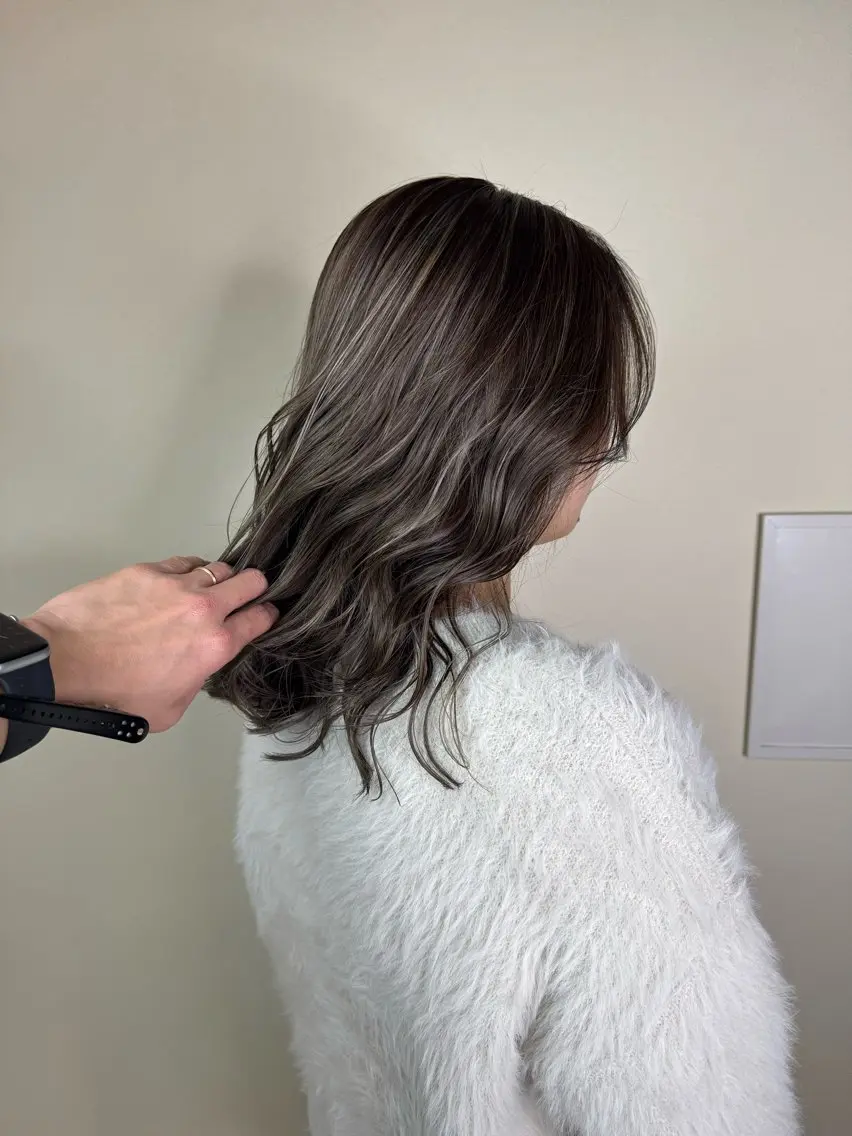 ミディアム カラー グレージュ ハイライトカラー ハイライト カット ヘアカラー トリートメント ハイライトカラー✨ グレージュ✨鎌倉光洋のヘアスタイル