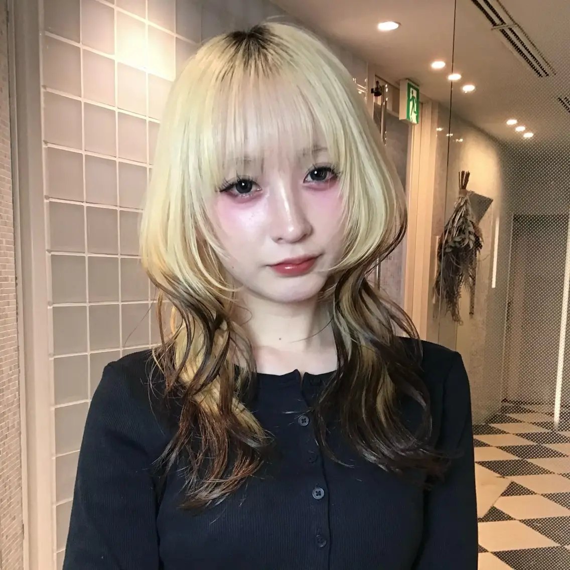 セミロング ハッシュカット 栄/レイヤーカット/ ベージュカラー/モモのヘアスタイル