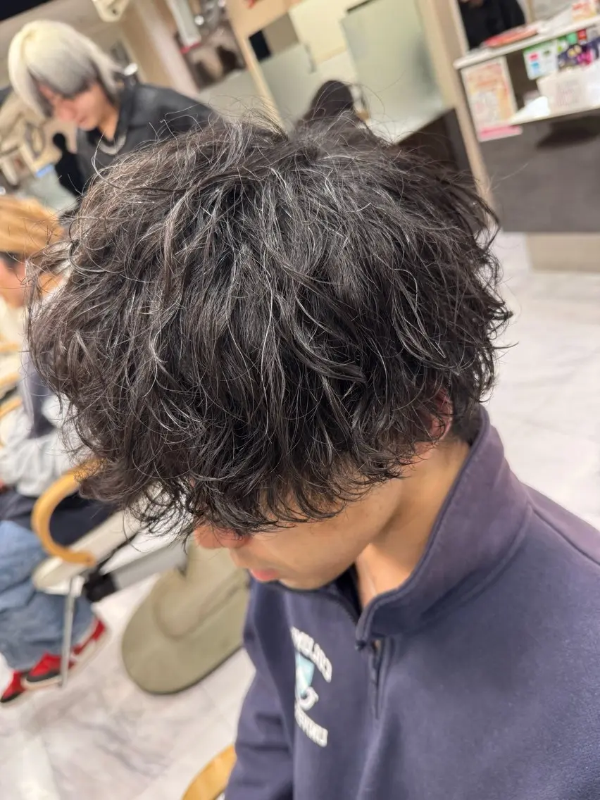 ショート パーマ ヘアアレンジ メンズ センターパート メンズパーマ メンズツイストパーマ ツイストスパイラルパーマ 波巻きパーマ 目黒 碧人のヘアスタイル