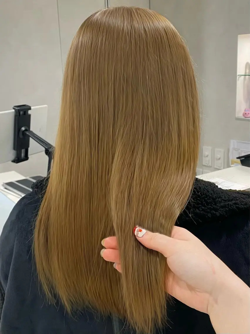 ミディアム ヘアカラー トリートメント 上品ハイトーン×艶 カラー🤍／ふうかのヘアスタイル