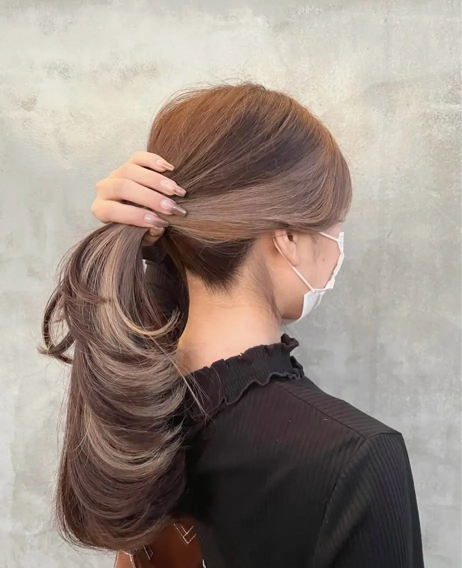 ロング カラー ベージュカラー イヤリングカラー レイヤーカット GRANDEUR natsukiのヘアスタイル
