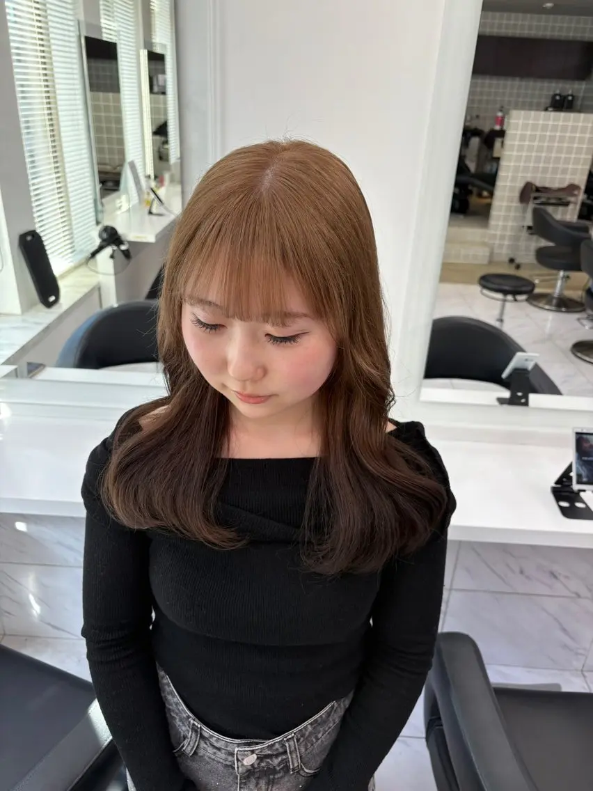 ミディアム カラー ヘアカラー トリートメント 透明感ベージュ🤎 ナチュラルレイヤーのヘアスタイル