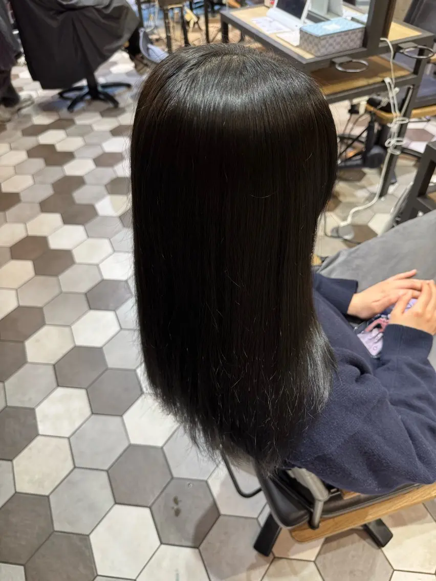 ロング カラー 黒髪 ブルーカラー ブルーブラック ヘアカラー 近藤 愛理のヘアスタイル