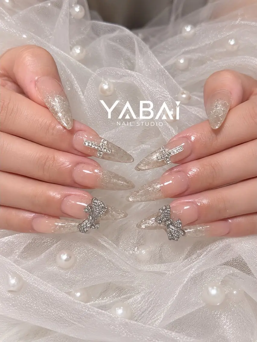 ネイル キラキラネイル ラメ(グリッター) ロングネイル リボン シルバー YABAI NailStudioのネイルデザイン