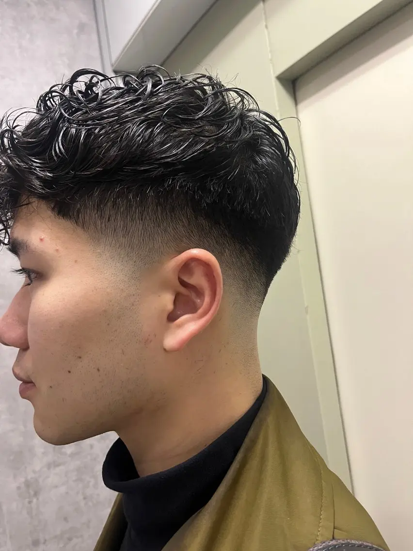 ショート カラー くせ毛 加賀谷 英多のヘアスタイル