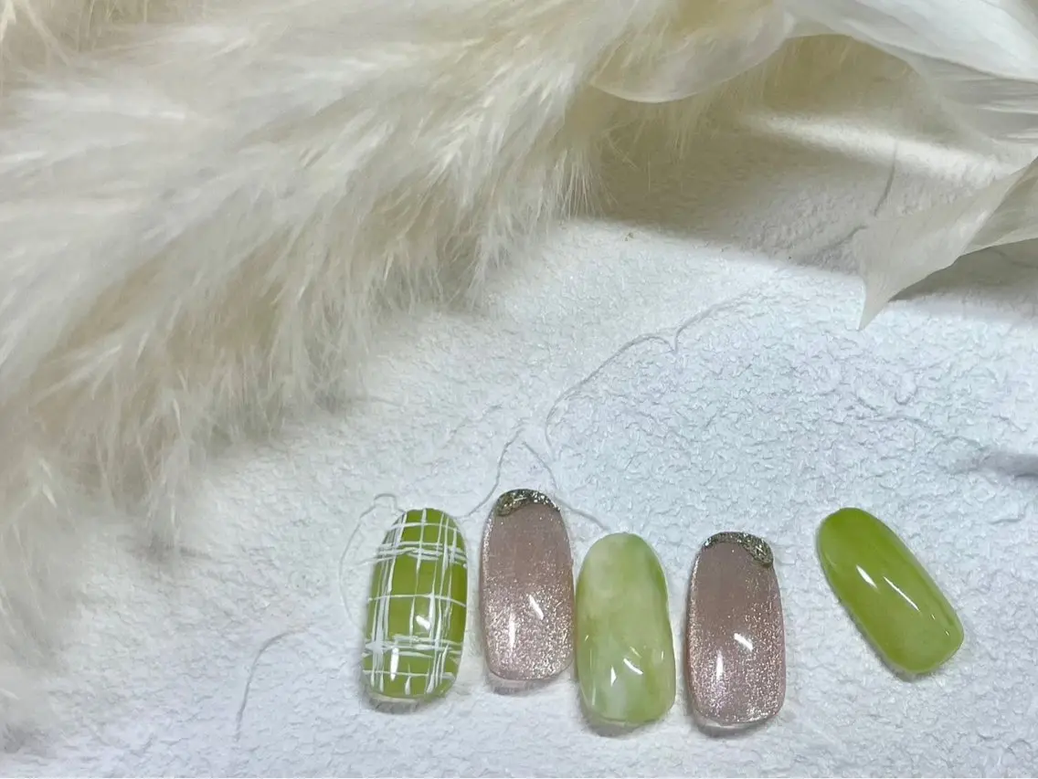 ネイル オーロラネイル フットネイル フレンチネイル ジェルネイル グリーン mogunail &blowのネイルデザイン