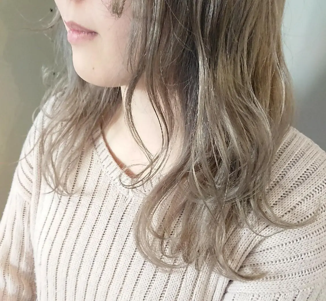セミロング カラー ベージュカラー ブリーチ 透明感カラー ホワイトベージュ coii コイ【原宿/表参道】のヘアスタイル