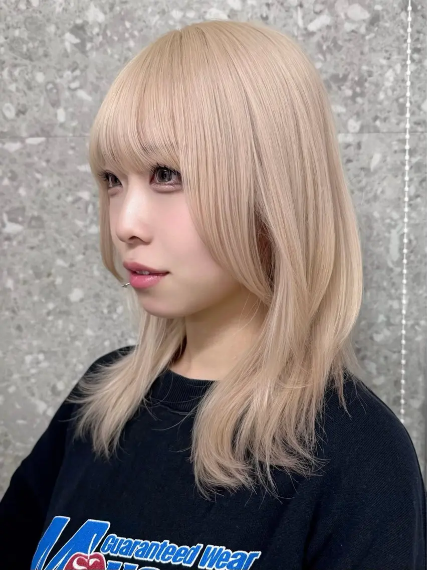 ミディアム カラー ブリーチ ブロンド ハイトーンカラー レイヤーカット ヘアカラー トリートメント 失敗しないハイトーン ✨ミルクティー/ミワのヘアスタイル