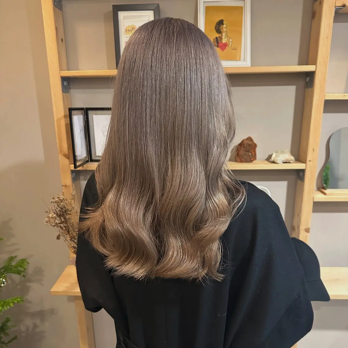 ロング 金ウンス 髪質改善カラーのヘアスタイル