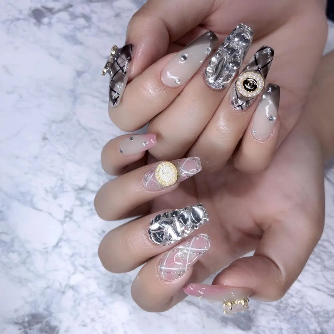 ネイル 長さ出し ネイルチップ Queen‘s なんのネイルデザイン