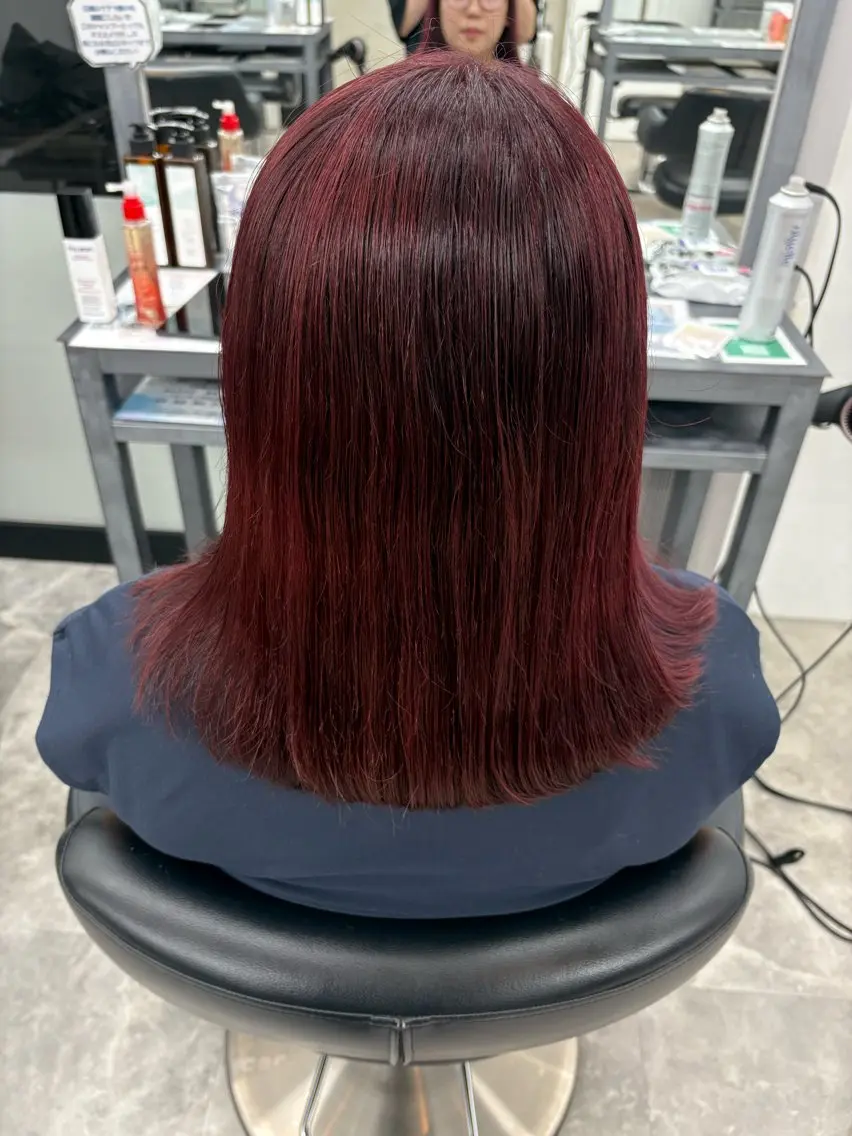 セミロング カラー ボルドーカラー 岩崎 郁音のヘアスタイル