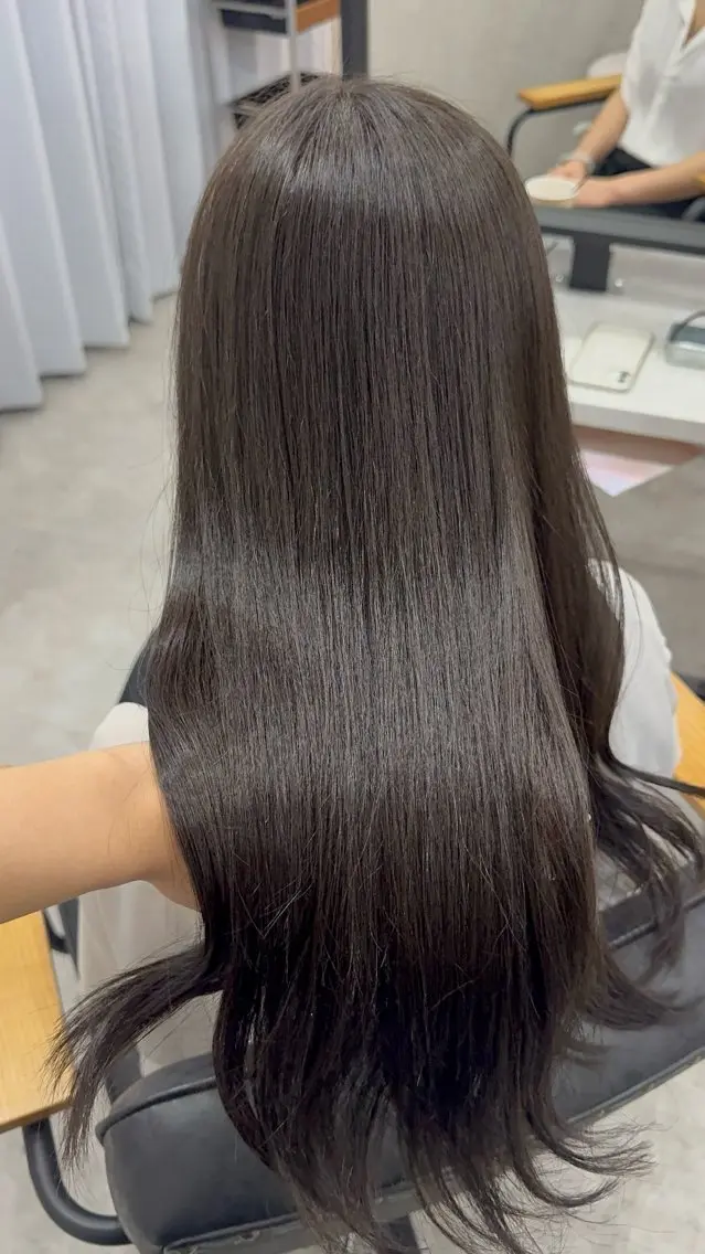 ロング カラー アッシュ アッシュブラウン ベージュカラー 黒髪 ブリーチ カット ヘアカラー トリートメント 赤み無し柔らかカラー 【梅田】madokaのヘアスタイル