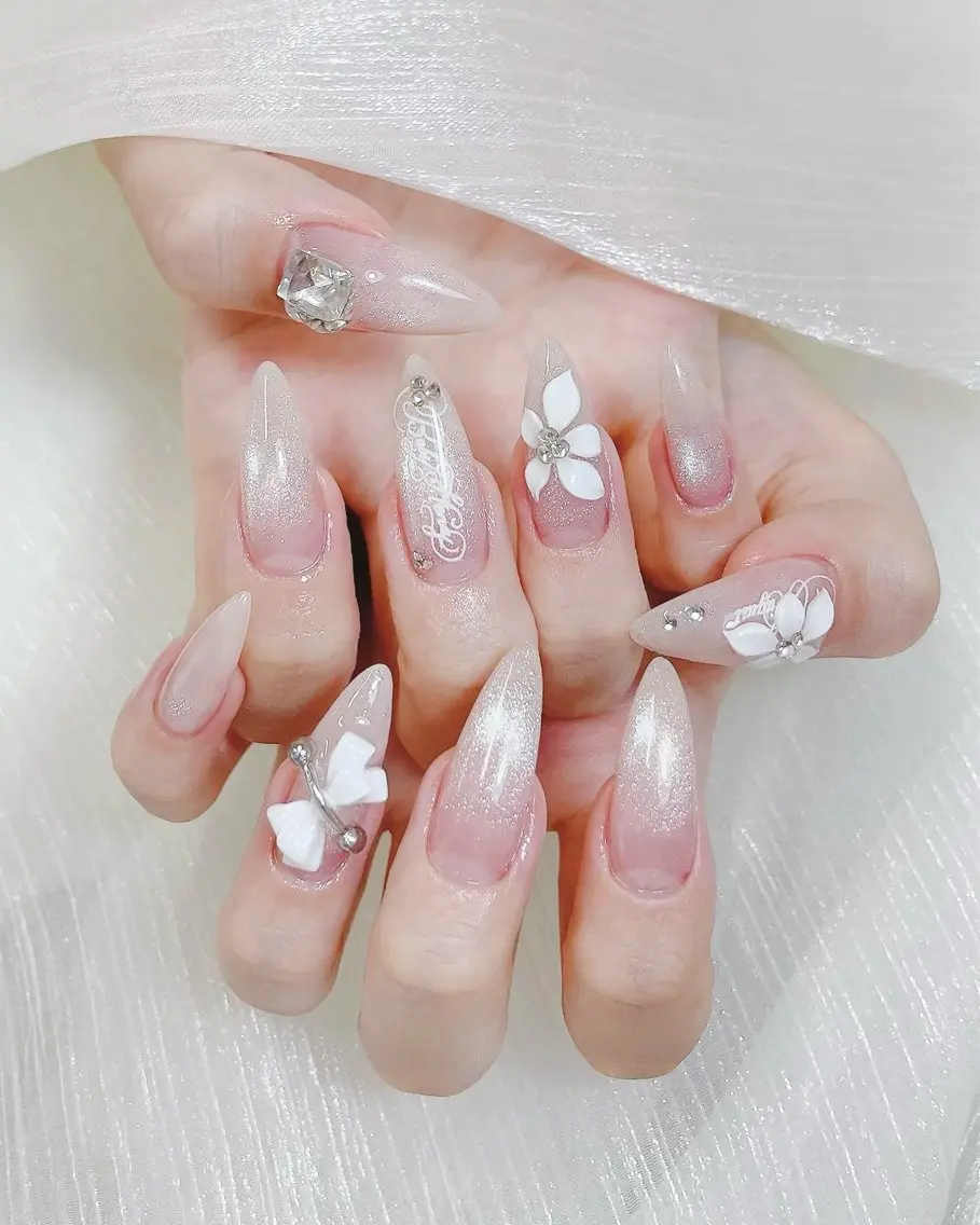 ネイル チークネイル ドット フレンチネイル キラキラネイル 韓国ネイル ハンドネイル Speraネイル 大宮店🎀のネイルデザイン