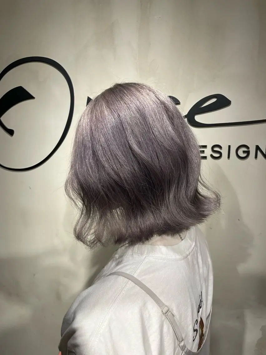 ミディアム カラー ブリーチ シルバー 艶感/レイヤーカット 🌐Taketoのヘアスタイル