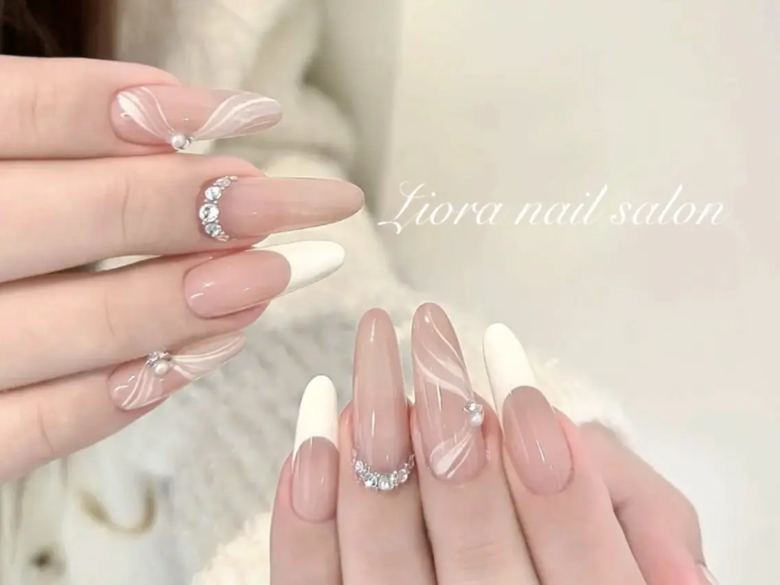 ネイル フレンチネイル ジェルネイル ガーリー グラデーション キラキラネイル ハンドネイル JUN Lioraネイルのネイルデザイン