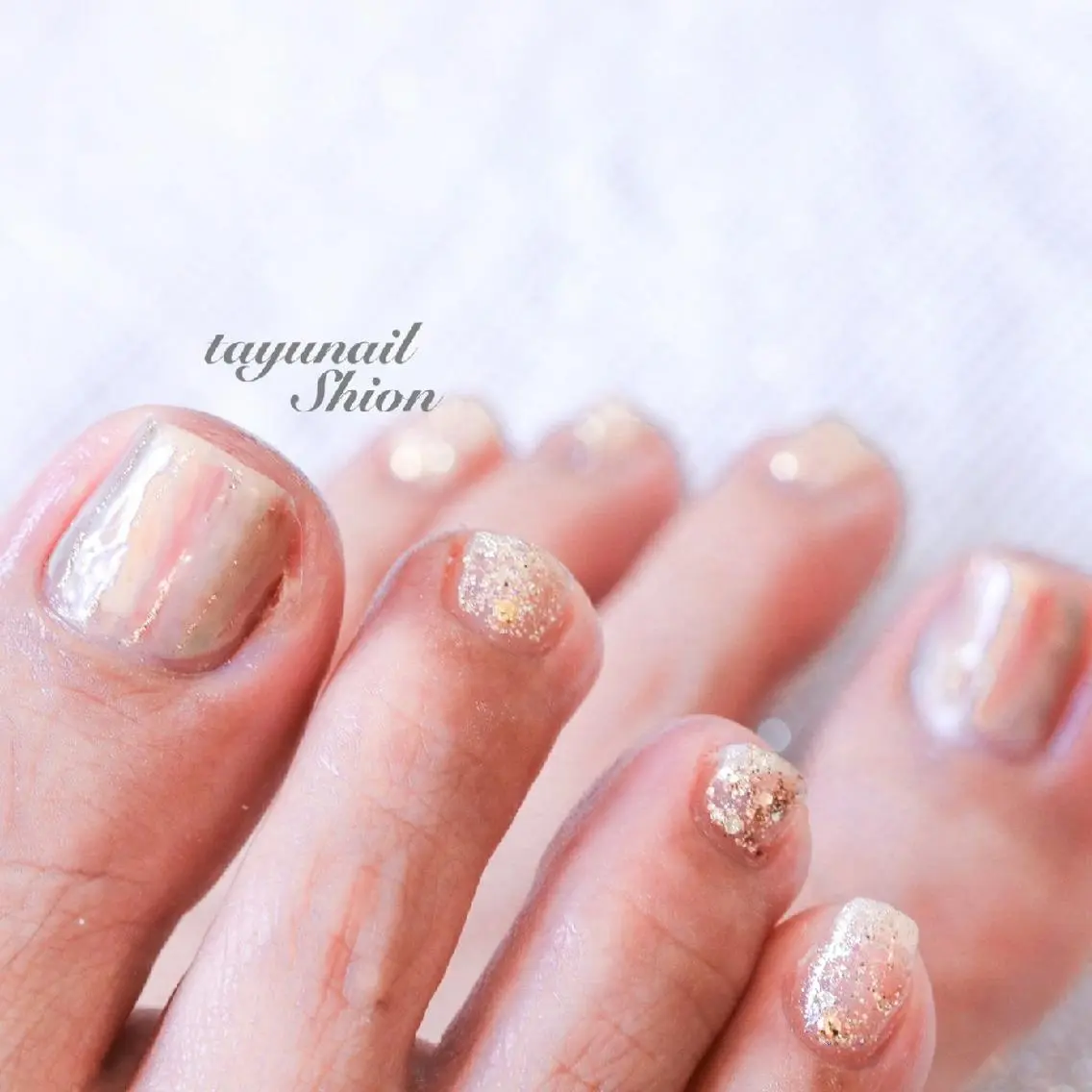 ネイル ブルー フットネイル ジェルネイル キラキラネイル ニュアンスネイル ネイルサロン 【たゆnail】のネイルデザイン