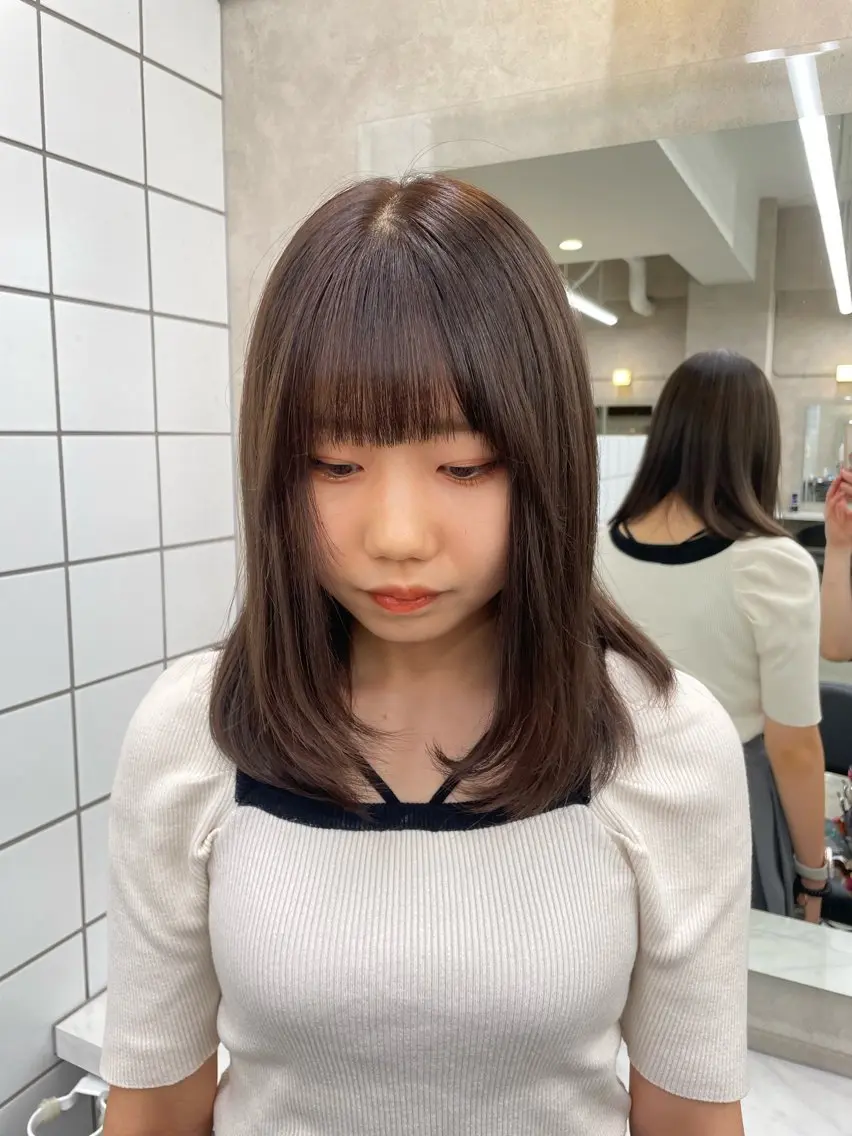 ミディアム カラー 抜け感レイヤー︴ ニュアンスカラーのヘアスタイル