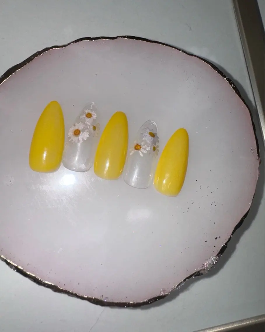 ミディアム on nail 尾張旭三郷店のネイルデザイン
