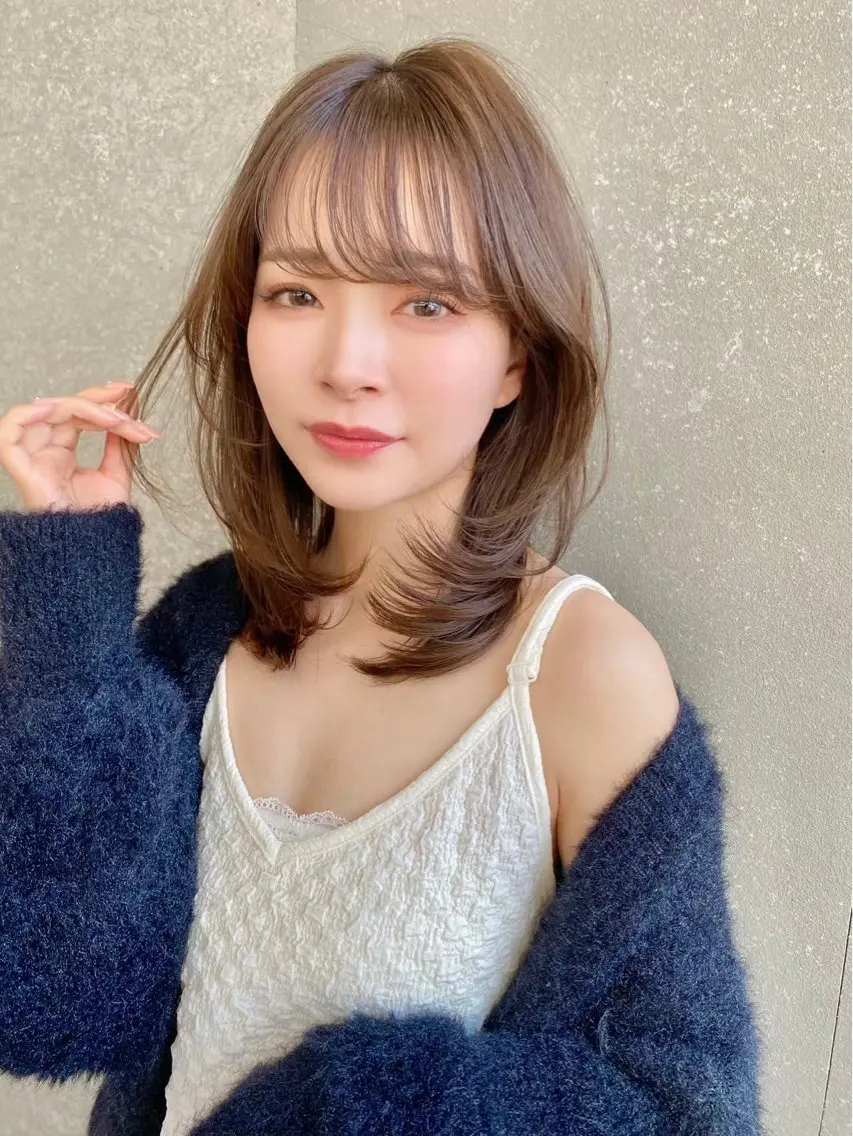 ミディアム デート レイヤーカット 小顔カット カット ヘアカラー トリートメント 小顔レイヤー/顔周り 艶髪カラー/金山のヘアスタイル