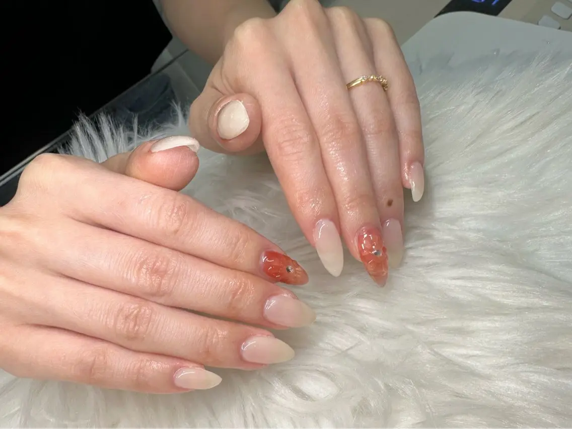 ネイル アートネイル ワンカラーネイル オレンジ ホワイト Viel💅 〜yuki〜のネイルデザイン
