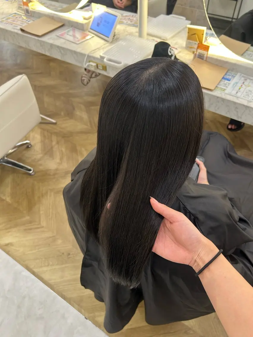 セミロング ヘアカラー トリートメント 𝜗𝜚ブリーチ ／レイヤー𝜗𝜚のヘアスタイル