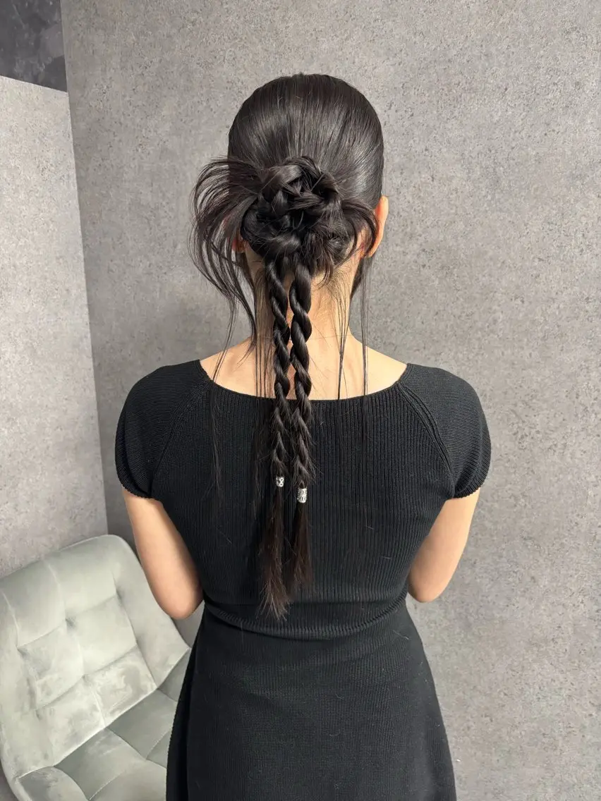 ロング ヘアアレンジ おくれ毛 ヘアセット 森岡 紗羽のヘアスタイル