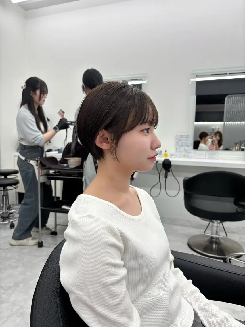 ショート カラー 抜け感レイヤー︴ ニュアンスカラーのヘアスタイル