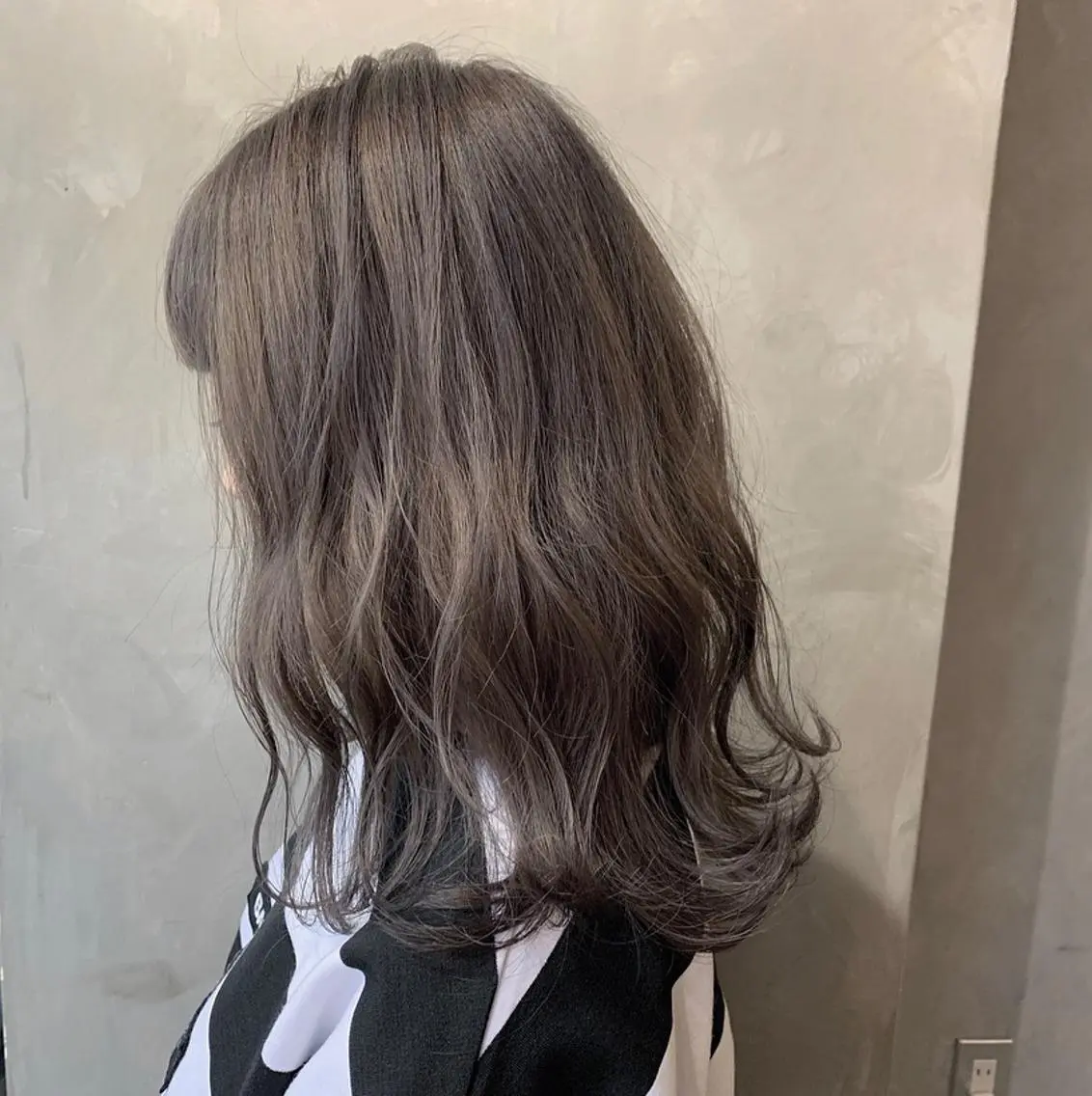 ミディアム カラー グレージュ ヘアカラー 🕊️ HONOKAのヘアスタイル