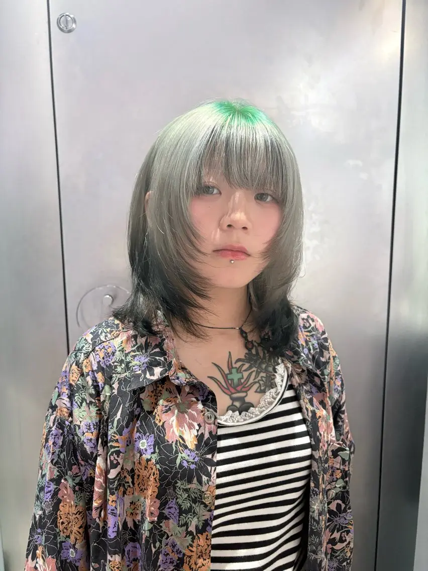 ミディアム カラー ブリーチ デザインカラー レイヤーカット ヘアカラー 天神ハイトーン/ ブリーチカラー/りんのヘアスタイル