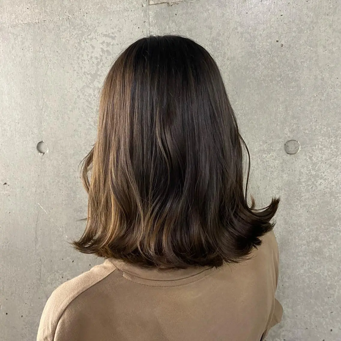 ミディアム ヘアカラー センターパート/ニ ュアンスパーマのヘアスタイル