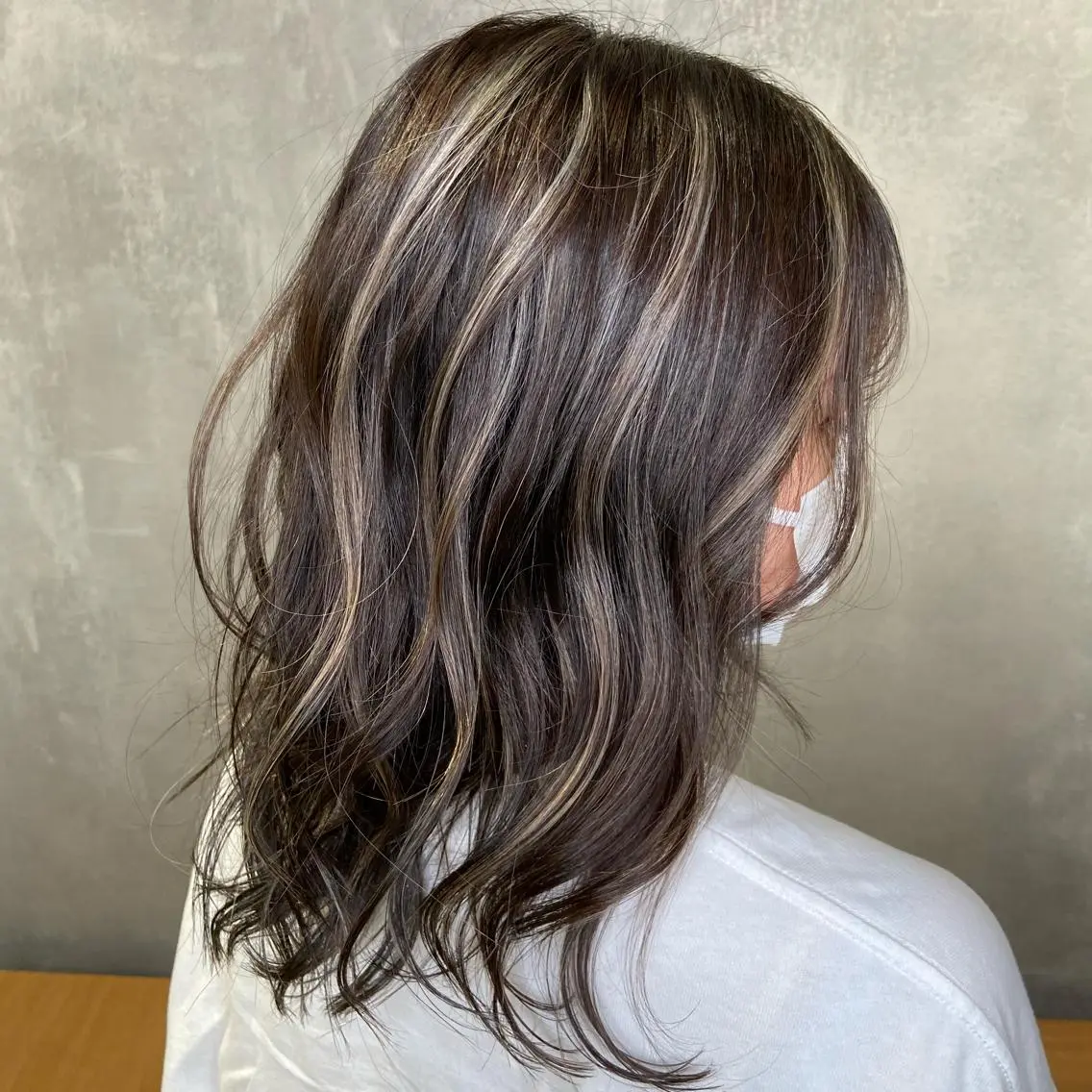セミロング カラー ブリーチ ハイライトカラー ハイライト ツバサ 髪質改善のヘアスタイル
