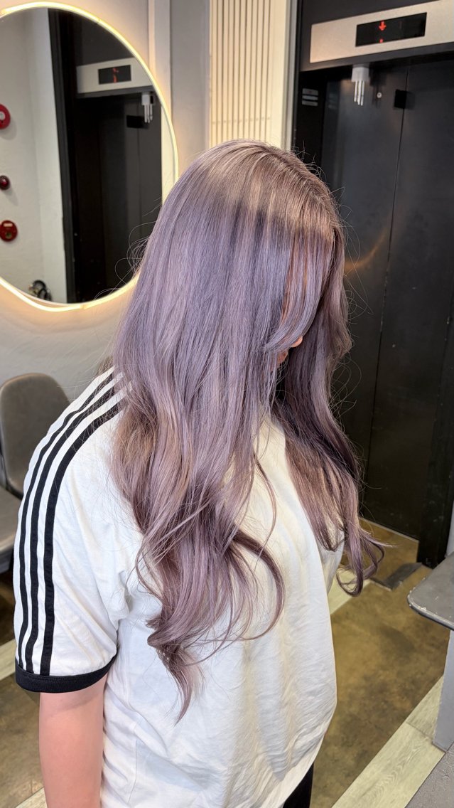 カラー 寒色ハイトーン GiseL AIRIのヘアスタイル