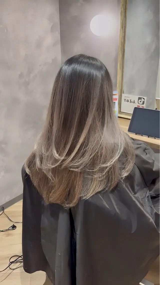 ロング レイヤーカット ヘアカラー 阪急箕面駅 艶カラー/縮毛矯正のヘアスタイル
